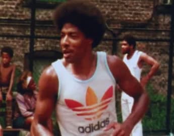 Dr. J’s Wardrobe Slam Dunk: Julius Erving’s Suit Trends, Leaving Fans Divided Over Timeless Class