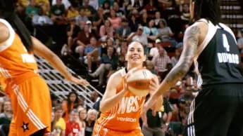 Seattle Storm’s Legend Sue Bird Gets a Standing Ovation in the last game of her career at her hometown