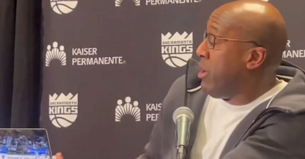 Kings’ Coach Mike Brown Expresses Frustration with Referees, Uses Laptop for Post-Ejection Critique