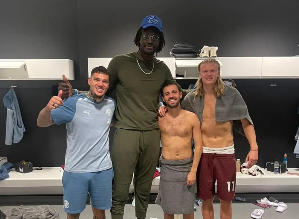 “7ft 6 Basketball Star Mamadou N’Diaye Dwarfs Erling Haaland and Man City Teammates in Photo”